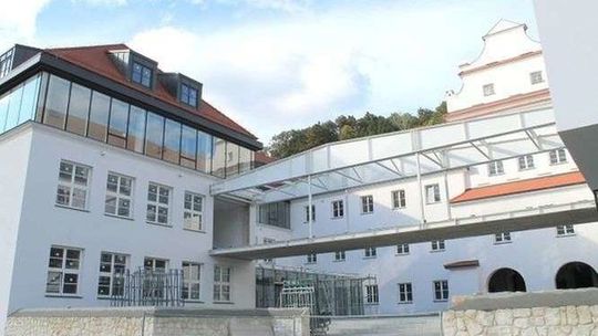 W Kazimierzu Dolnym rodzice boją się o zdrowie dzieci, bo zastępca burmistrza ma koronawirusa