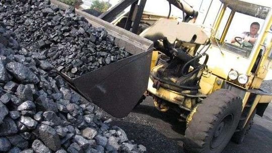 W kolejce po węgiel. Coraz droższy i coraz trudniej kupić