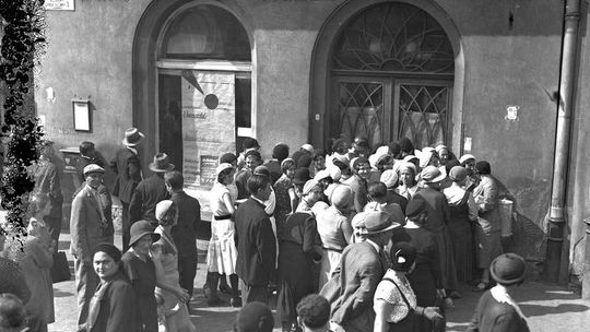 W kolejce... (zdjęcia archiwalne)