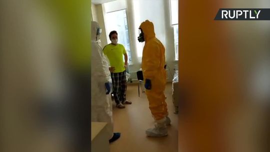 W kombinezonie, z maską na twarzy. Putin w szpitalu dla zakażonych koronawirusem