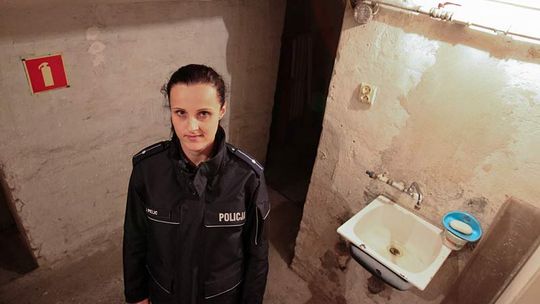 W komisariatach śmierdzi grzybem, a mundury czuć pleśnią