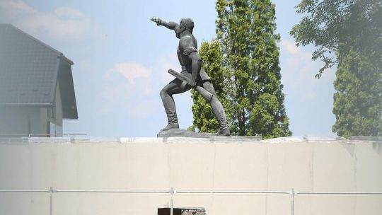 W Kraśniku partyzant z pomnika wygląda jakby stał na szalecie