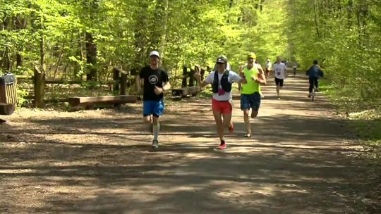 W lasach, na ulicach, w egzoszkielecie i z piłką przy nodze. Polscy biegacze w akcji Wings for Life 2021