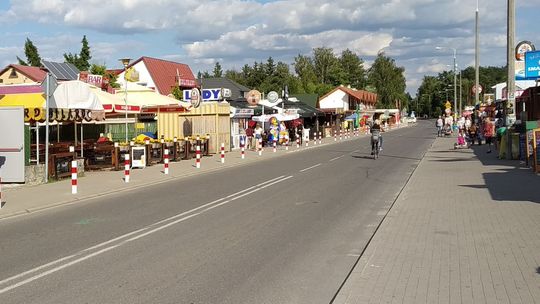 W lipcu w nocy będzie jaśniej w Okunince, bo w sezonie latarnie świecą dłużej