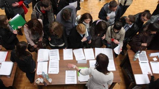 W Lubelskiem spadła liczba bezrobotnych. Kto daje pracę, a kto zwalnia?