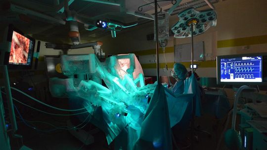 W lubelskim centrum guzy jelita wycina robot