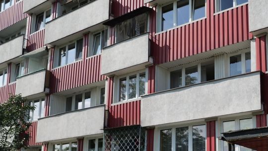 W Lublinie pieniądze wylatują z balkonów. Kolejna staruszka wyrzuciła 65 tys. zł