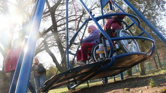 W Lublinie stanęła pierwsza huśtawka dla dzieci na wózkach inwalidzkich