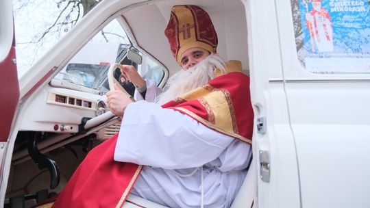 W Lublinie święty Mikołaj siadł za kółkiem i pojechał z prezentami do małych pacjentów