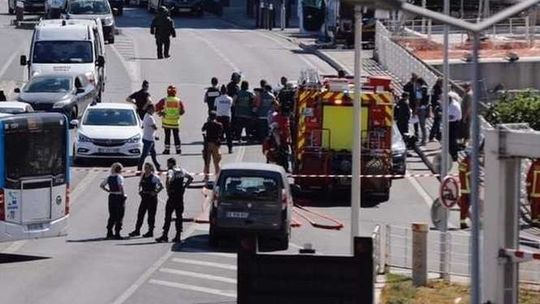 W Marsylii samochód wjechał w przystanki autobusowe. Jedna osoba nie żyje