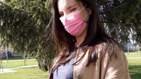 W maseczce nawet na porodówce. "Kobieta w czasie porodu oddycha znacznie bardziej intensywnie"