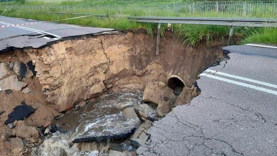 W miejscu wielkiej wyrwy most. Wiadomo, kiedy go zamontują 
