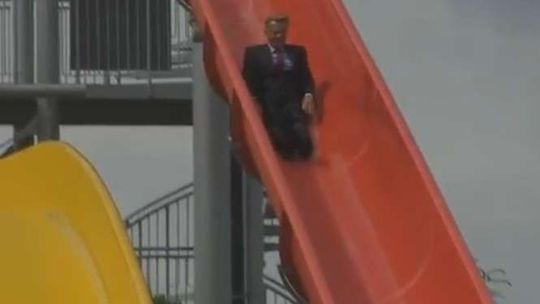 W mieście otworzyli baseny po modernizacji. Burmistrz zjechał do wody w garniturze