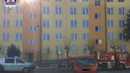 W mieszkaniu wybuchł pożar. 69-latka trafiła do szpitala 