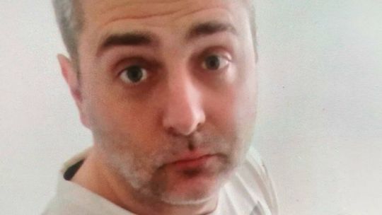 W mieszkaniu znaleziono martwą kobietę z licznymi ranami kłutymi. Gdzie jest jej mąż?