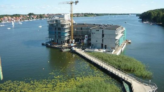 W Mikołajkach budują ekskluzywny hotel. Tak będzie wyglądał (zdjęcia)