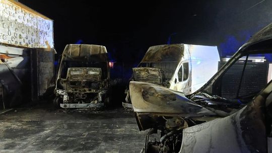 W nocy ktoś podpalił busy pod Łukowem. Znany detektyw mówi o "porachunkach"