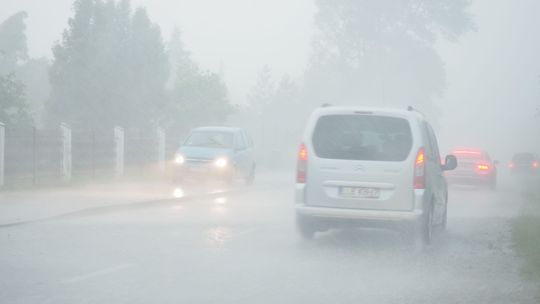 W nocy może solidnie powiać i zagrzmieć