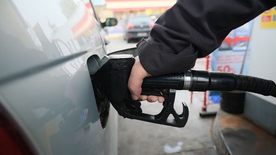 W nocy na drodze skończyło im się paliwo. Rodzinie z Ukrainy pomogli policjanci