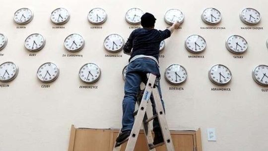 W nocy przestawiamy zegarki na czas letni. Po co zmieniamy czas?