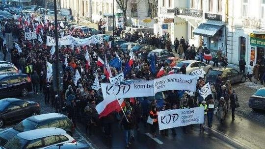 "W obronie naszej wolności". KOD manifestował. Narodowcy też przyszli (zdjęcia)