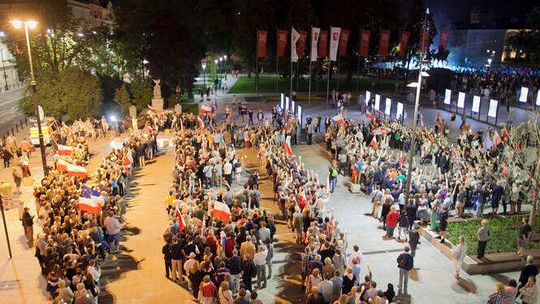 W obronie sądów chcą protestować do skutku. Wielki napis VETO utworzony z ludzi
