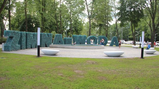 W okolicach zalewu powstało rondo. Nie wszyscy kierowcy sobie radzą