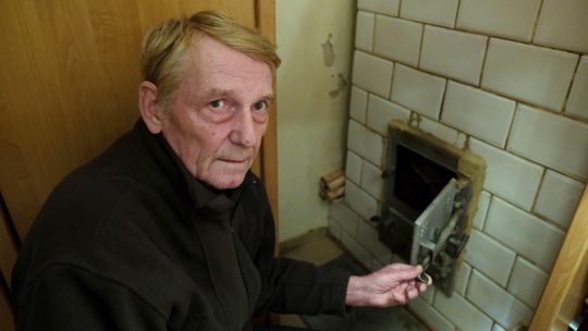 W piwnicy leży mnóstwo węgla, a w kamienicy siarczysty mróz. "Rano jest kilka stopni"