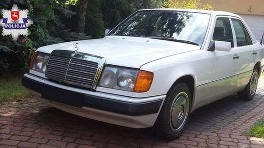 W podejrzanym garażu stał mercedes. Do kogo należał?