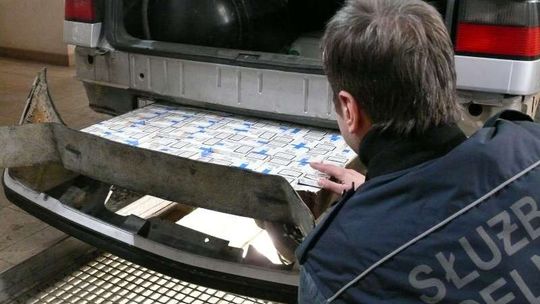 W podłodze bagażnika ukrył papierosy