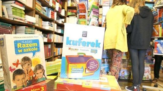 W pogoni za podręcznikami szkolnymi. Jakie książki powinni kupować uczniowie?
