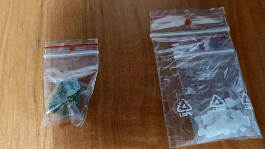 W portfelu nosił marihuanę, a w buty chował mefedron