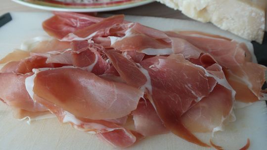 W poszukiwaniu smacznej wędliny. Jeden sklep, dwa włamania, ta sama osoba