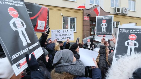 W prokuraturze w Lublinie zarabiają nawet 1530 zł na rękę. Pracownicy wyszli na ulicę [wideo]