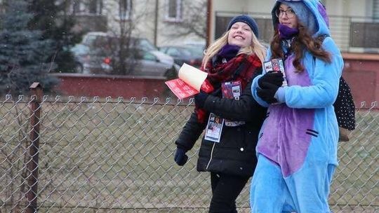 W przebraniach, z uśmiechem i serduszkiem. Zimno ale Orkiestra gra [zdjęcia]