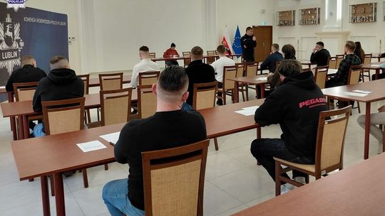 Rekrutacja do policji w Lublinie. Kandydaci podczas spotkania informacyjnego w KWP