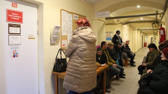 W Puławach do kolejki po paszport stają już nocą. "Cyrk"