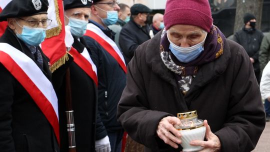 W Puławach pamiętają o Niezłomnych. Kwiaty i znicze przy krzyżu