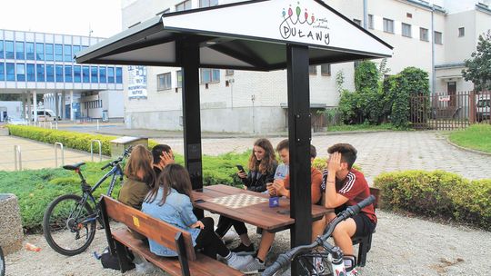 W Puławach powstała wiata do ładowania urządzeń elektrycznych. Tylko gdzie ten prąd?