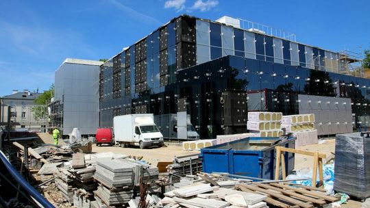 W Puławach rośnie szklana biblioteka. I staje się coraz droższa