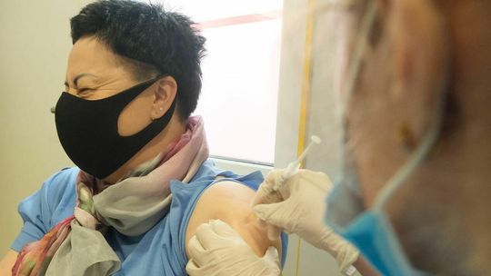 W punktach szczepień ludzie pytają o możliwość przyspieszenia drugiej dawki