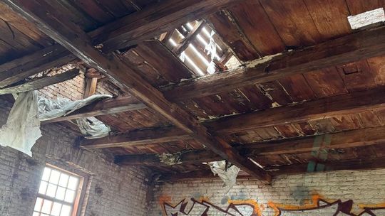 W pustostanie załamał się strop. Ucierpiała 14-latka 