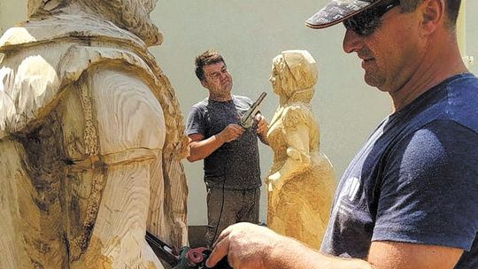 W Rejowcu rzeźbią w drewnie, tylko wióry lecą