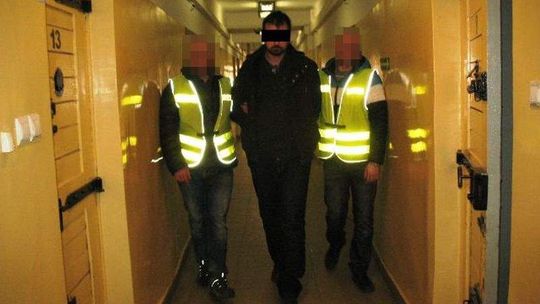 W sieci podawał się za pielęgniarkę. Namawiał 12-latkę na intymne wyznania i zdjęcia