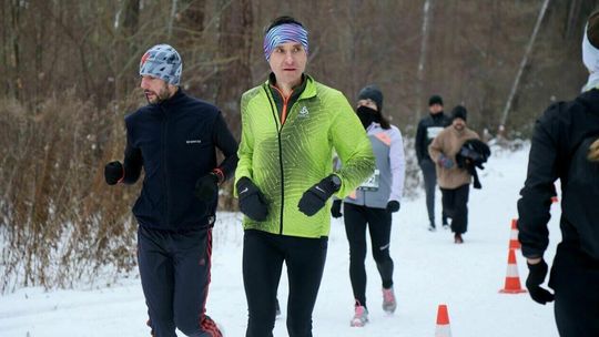 W śnieżnej aurze biegali wokół zalewu