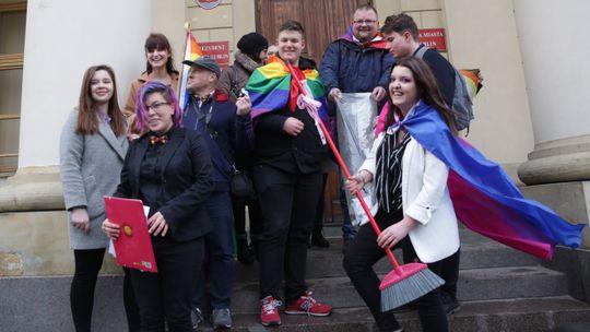 W Świdniku przyjęli stanowisko ws. ideologii LGBT. W Lublinie wymiatali homofobię [wideo]