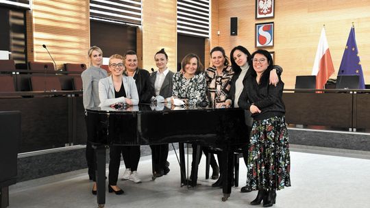 W szkołach będą punkty z podpaskami i tamponami. To nie jedyna inicjatywa Świdnickiej Rady Kobiet