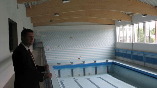 W szkole są klasy pływackie, ale basen nie działa. Uczniowie muszą jeździć gdzie indziej