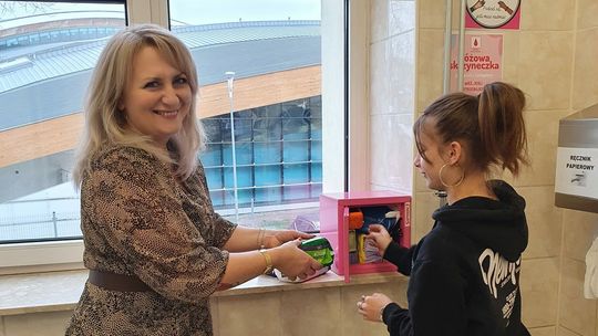 W szkole w Lublinie jest różowa skrzyneczka. Zapłaciła za nią Rada Dzielnicy 