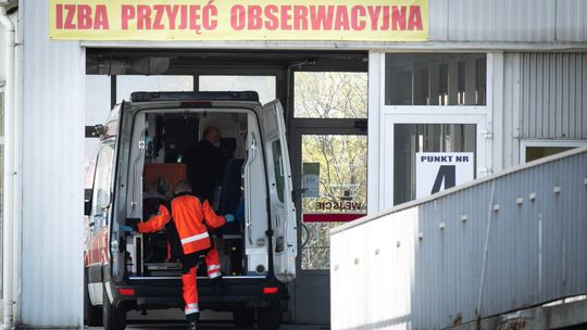 W szpitalach są wolne miejsca dla pacjentów covidowych; w skali kraju kilkanaście tysięcy łóżek